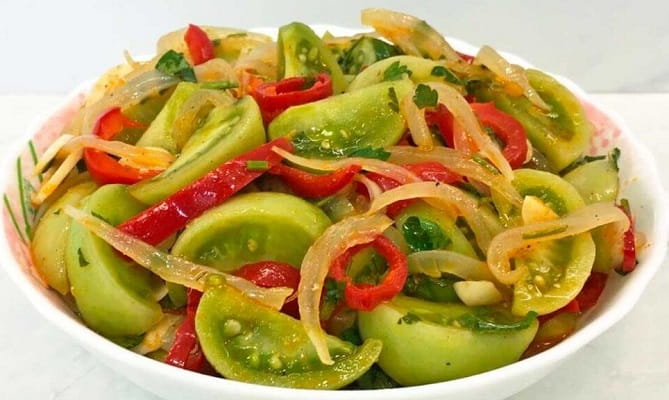 მწვანე პომიდვრის სალათი რეცეპტი